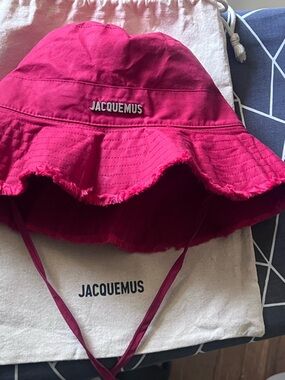 Jacquemus fuchsia ruffle-brim bucket hat